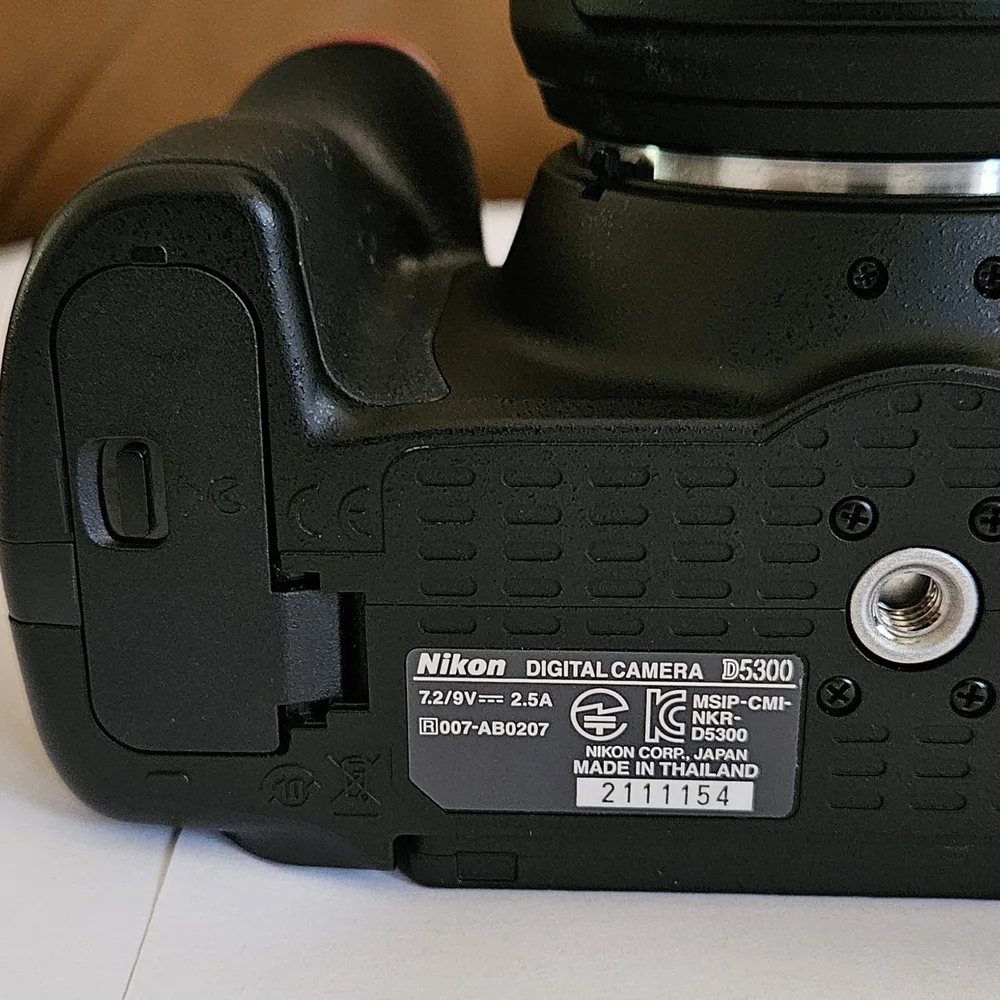 Nikon D5300 DSLR Camera 24.2MP With 18-55mm VR Lens +Charger.